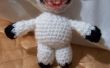 Une poupée vêtue comme un agneau (amigurumi)