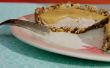 Tartelettes de gâteau au fromage aux fraises sans cuisson végétalien surmontés au caramel de noix de cajou ! 