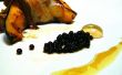 Gastronomie moléculaire : Enveloppé de Bacon courges poivrées avec Caviar balsamique et érable sphère