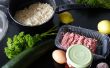 Cuit les courgettes à la viande, riz, tomates séchées et remplissage de persil