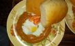 œuf avec la purée de tomate épicée indienne poché