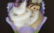 Cupcakes citron-lavande w / glaçage au miel & Cream Puff abeilles
