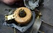 Comment ouvrir et nettoyer un carburateur moteur hors-bord