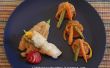 Rouleaux de poisson Cajun avec des bâtonnets de légumes et de fleurs de courgettes frites