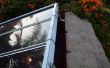 Plusieurs panneaux solaires à l’aide de vieux rails aveugles de fenêtre et la quincaillerie de montage