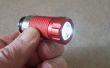 Une lampe de poche LED dans une nouvelle prise de courant automatique de charge