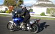 Comment monter une moto haute si vous êtes court. 