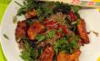 Un dîner charmant Wok avec du poulet mariné & 2 légumes de notre jardin