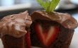 Petits gâteaux Pudding au chocolat avec des centres de fraise (Sweetheart Cupcakes)