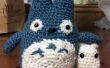 Crocheter des Totoros bleus et blancs