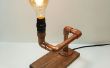 Lampe Edison fait de bois et de la tuyauterie en cuivre Faux