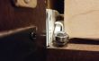 Porte d’armoire à roulettes pour le bon fonctionnement et pour protéger le panneau