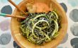 Végétalien spiruline Spaghetti aux courgettes tourbillonne