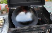 Éviter l’odeur et la fumée - saison un Wok sur le barbecue
