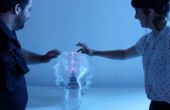 Sculpture interactive (à deux têtes parlantes par touchante boule de plasma)