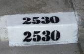 Peindre votre adresse de maison sur le bord du trottoir
