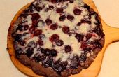 Pizza de la forêt-noire avec garniture de Crumble au chocolat blanc