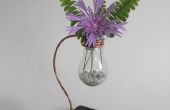 Élégant Vase a fleurs ampoule w / base cuivre & en bois - Repurposed et réutilisés