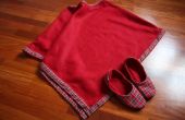 Poncho rouge et chaussons d’hiver confortable autour de la maison. 