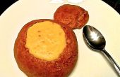 Cuit la soupe de pommes de terre dans un bol de pain de blé entier