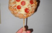 Pizza en peluche sur un bâton