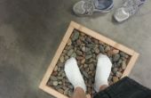 Masseur de pieds d’acupression à l’aide de pierres de rivière et 2 x 4