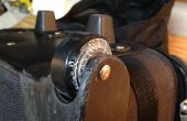 Réparation brisé roues bagages avec du ruban adhésif