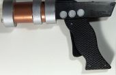 Un pistolet de jouet steampunk de fixation avec un morceau de carton