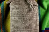 Waterbottle chaude belle couverture d’une vieille écharpe en laine