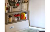 BRICOLAGE étagère au-dessus du poêle = stockage supplémentaire dans une petite cuisine