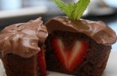 Petits gâteaux Pudding au chocolat avec des centres de fraise (Sweetheart Cupcakes)