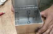 Une boîte en métal rivetée avec couvercle