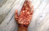 Mehendi indien Art : Décorer vos mains avec foyer naturel fait de henné coller