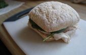 "Sandwich" Turquie et épinards de pain ciabatta