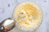 Comment la crème beurre et le sucre (à la main ou avec un mélangeur)