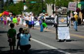 Robot conduit Pride Parade de papier