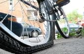 Un pneu de vélo crevé de fixation