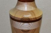 Vase en bois avec la bouteille à l’intérieur