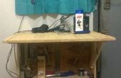 Table étagères palette avec des outils à main et perceuse