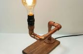 Lampe Edison fait de bois et de la tuyauterie en cuivre Faux