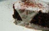 Betterave rouge chocolat & thé noir gâteau avec glaçage fromage à la crème douce