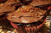 Cupcakes chocolat au caramel, Filled gluants, avec des morceaux de bacon et de glaçage chocolat