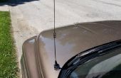Bâti d’antenne sur un capot de voiture