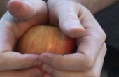 Casser une pomme en deux avec vos mains nues