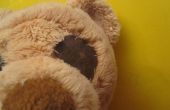 Comment mettre un bandeau sur le œil sur un ours en peluche