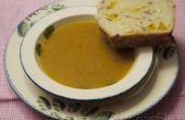 Soupe de potiron, chorizo & thym rôti servi avec un pain d’oignons rouges féta, citrouille ! 