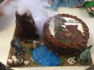 Comestibles Scene De Volcan En Eruption Et Dinosaur Cake Tubefr Com