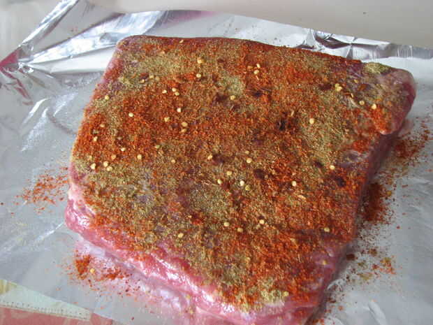 Faire de délicieux pastrami avec une recette simple / Étape 4: Frotter les épices sur la viande ...