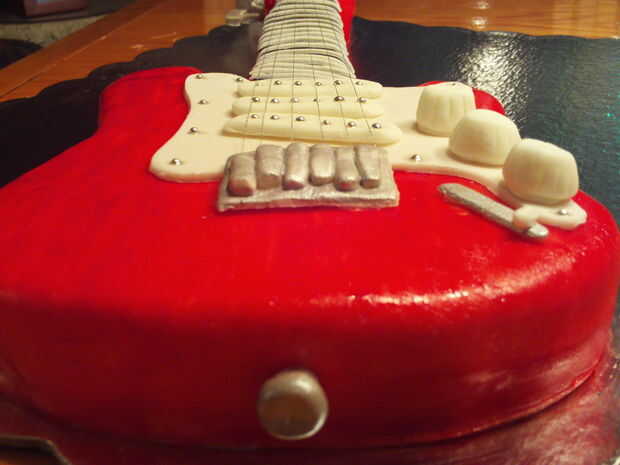 Gateau Guitare Electrique Etape 5 Montage Du Gateau Tubefr Com